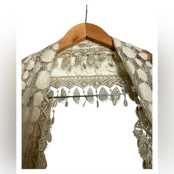 Vintage lace wrap/shaw - Picture 3 of 7